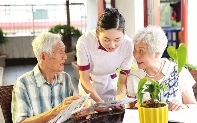 促进养老服务健康发展，智慧化赋能养老